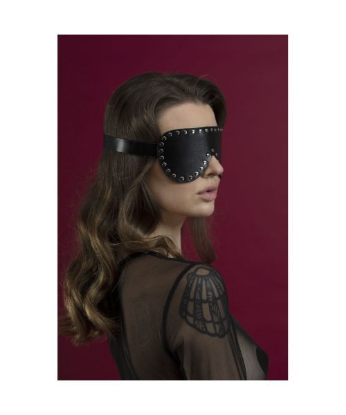 Маска на очі з заклепками Feral Feelings - Blindfold Mask, натуральна шкіра, чорна